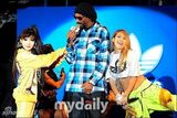 组图：Snoop Dogg韩国开唱 2NE1任嘉宾热情助演