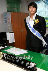 幻灯图：宋承宪参加韩国纳税人之日相关活动