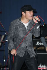 组图：赵传开个唱 黄嘉千性感露背现身力挺