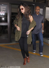 组图：赛琳娜军绿外套现身 裸露单肩秀性感