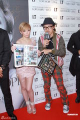 组图：滨崎步签写真集慈善义卖 绯闻男友默契相伴