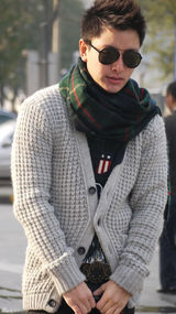 高清图：贾乃亮街拍LOOK开衫毛衣搭配温暖围巾