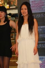 组图：杭州快女高美人PK萝莉 一边秀美腿一边比萌