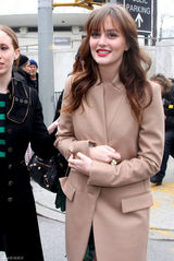 高清组图：莉顿-梅斯特街拍驼色大衣搭配纱裙