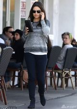 组图：库切带怀孕未婚妻看球 米拉高调秀巨钻