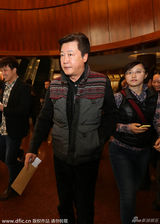 组图：姚明刘翔赴两会热聊 赵宝刚宋春丽现身