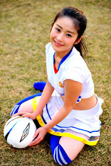 高清图：内地版杉菜颖儿 成首位清纯版足球宝贝