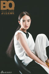 组图：童瑶治愈系封面写真 演绎低调的多样青春