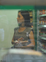 组图：李小璐贾乃亮恩爱逛超市 高调开名贵跑车