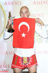 组图：吴凤获金钟行脚节目主持奖 后台脱裤露红内裤