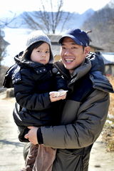 高清：《爸爸2》首曝家族照 尹厚变暖男大哥