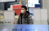 组图：贾乃亮轻装回京 机场一路口罩遮面