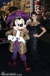 组图：德普短发亮相《海盗4》 佩内洛普似优雅人鱼