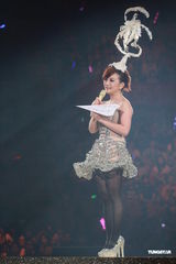 组图：梁静茹银白短裙开唱 送亲笔签名纸飞机