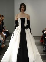 组图：朱莉十款婚纱礼服曝光 知名设计师操刀