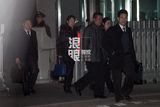 组图：李某某案二审结束 律师走出法院囚车离开