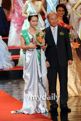 组图：刘静媛当选韩国环球小姐 戴桂冠心情激动