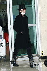 组图：小田切让赴韩宣传《幸福字典》一袭黑衣