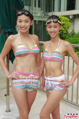 组图：港姐佳丽首度泳衣亮相 水上展傲人身姿