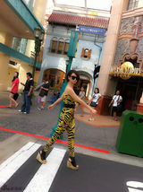 组图：戚薇忙里偷闲现身游乐场 大摆造型心情靓