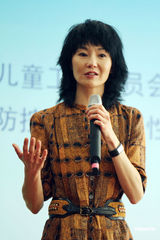 组图：张曼玉投身公益事业略显消瘦