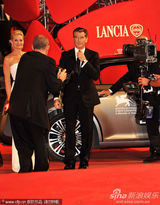 组图：老牌007布鲁斯南帅气现身威尼斯美女环绕