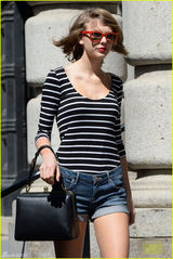 组图：斯威夫特穿大领衣上街 短裤秀大长腿