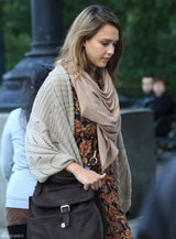 高清组图：杰西卡-阿尔芭街拍 披肩毛衣配长裙