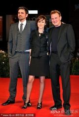 高清组图：电影《三》首映   苏菲-罗艺斯兴奋拍照