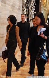 组图：刘嘉玲现身酒店 中性装扮穿西装秀干练风