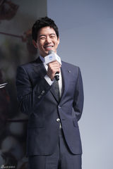 组图：韩星李尚允出席活动 西装帅气笑容迷人