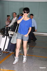 组图：胡杏儿蓝衣回港 称拒绝姐弟恋