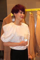 组图：海清紫发亮相品牌周年庆  流利英文与高层热聊