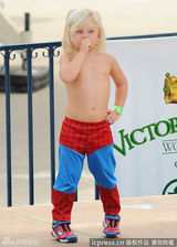 组图：史蒂芬妮携两潮仔游园 祖玛化身贪吃蜘蛛侠