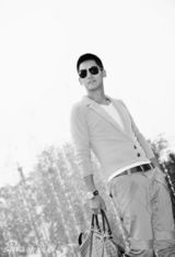 组图：于晓光黑白街拍 演绎成熟内敛的墨镜控