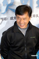 幻灯图：成龙献唱《饮水思源》大哥直言源自点滴 