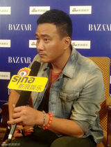 组图：胡军明星慈善夜专访 随性着装硬汉范儿