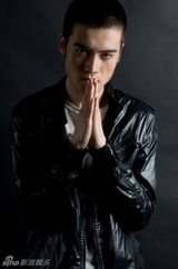 幻灯图：张天野拍时尚写真 变身帅气俊朗型男
