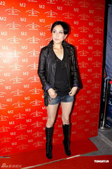 组图：刘嘉玲亮相上海 皮衣搭配牛仔短裤秀美腿