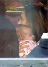 高清组图：杰西卡-阿尔芭街拍 披肩毛衣配长裙