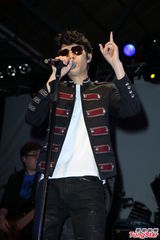 组图：方大同来台开唱黑超耍酷 陶晶莹亮相助阵