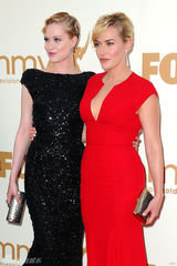 组图：艾美奖红毯 凯特-温丝莱特红裙霸气外露