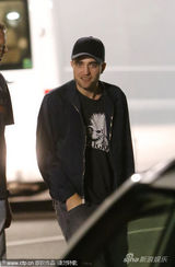 组图：帕丁森分手后深夜外出 手插口袋显孤单