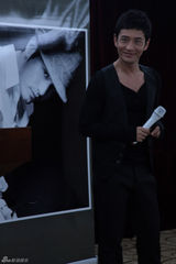 高清：樱花师奶千里追星 与黄晓明握手兴奋不已