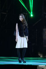 组图：昆凌时尚盛典走秀 Bigbang压轴助阵