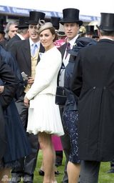 高清组图：威廉王子和凯特公主亮相英国马场看赛马