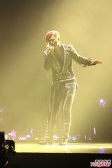 组图：罗志祥热力开唱 与萧亚轩上演贴身热舞