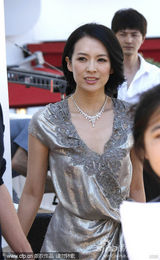 高清组图：章子怡宣传《最爱》 紫色蕾丝装恬静优雅