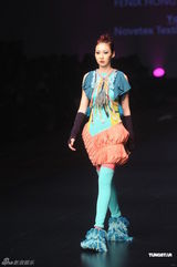 组图：名模庄思敏为时装展走秀 完美展现民族风