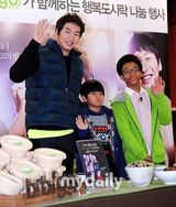 组图：韩星李光洙参加公益活动做爱心便当